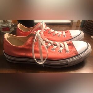 Women’s Size 10 Converse Chuck Taylor Sneakers